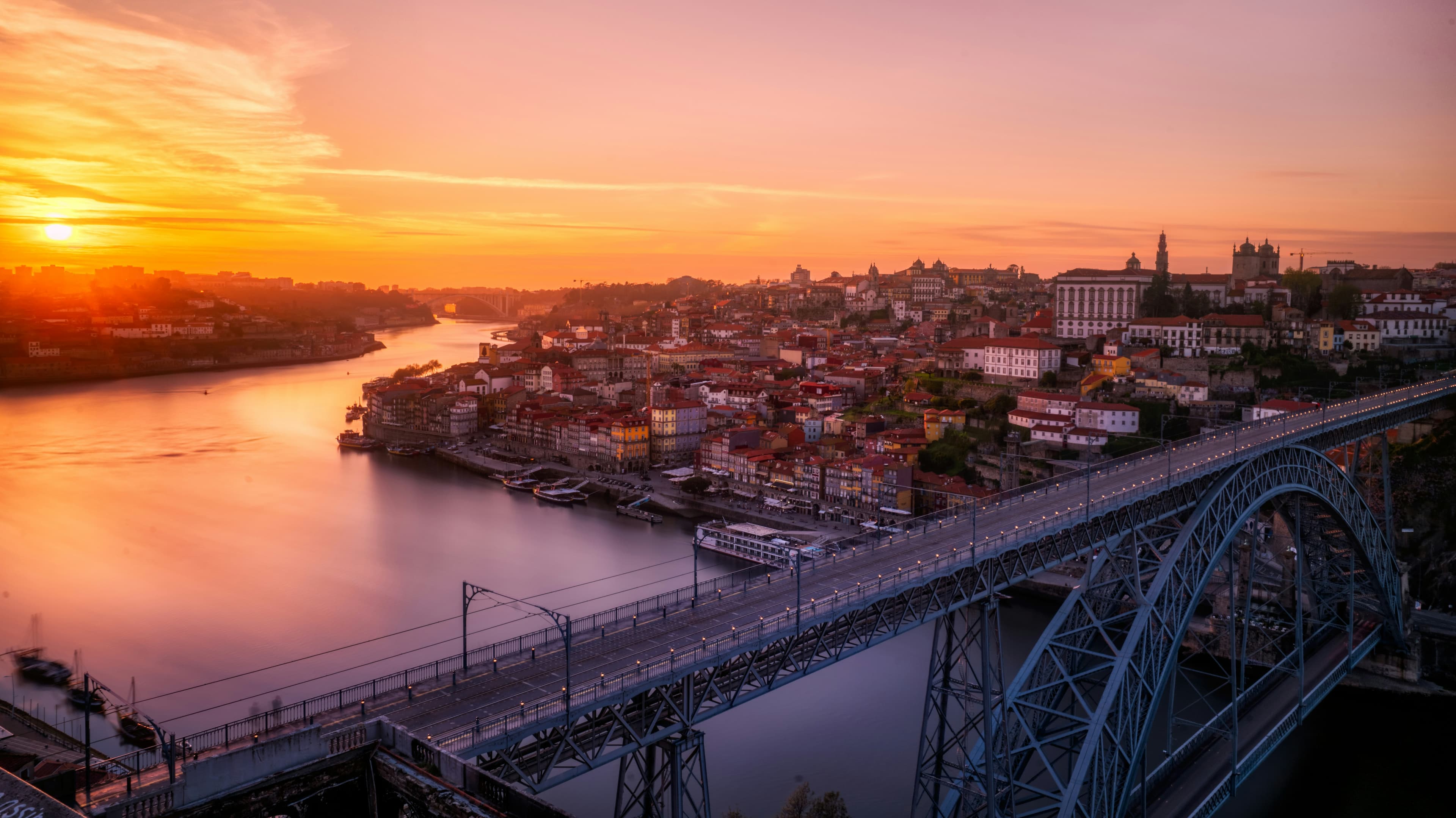 Porto at sunset — Ponte Dom Luís I bridge over the Douro