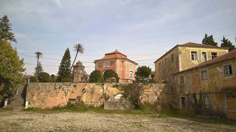 Jardins, esculturas e duas salas com pintura decorativa, no antigo Paço Real de Caxias, 里斯本
