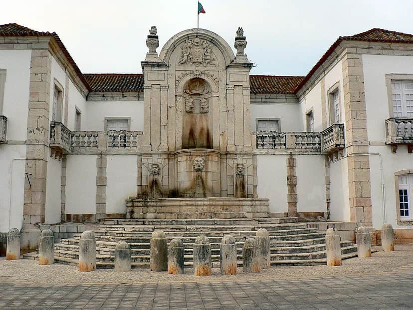 Palácio da Mitra, aqueduto, pombais, chafarizes, igreja, monumental portão de entrada e toda a área murada da antiga quinta, Lissabon