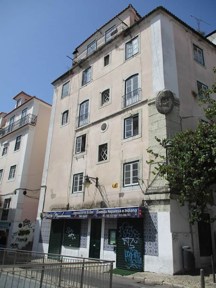 Edifício na Rua do Arco da Graça, esquina com a Calçada Nova do Colégio, Lissabon