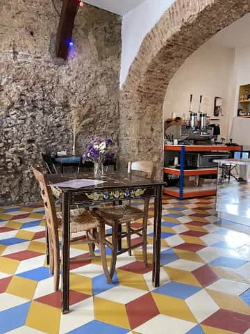 A Bica Dos Bicos, Lisbon