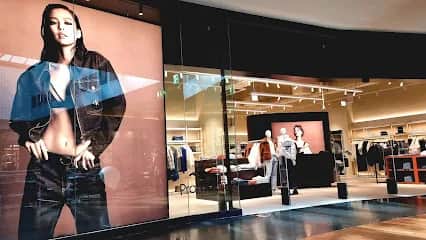 Calvin Klein, Oporto