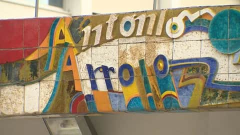 Painel de azulejos na fachada da Escola António Arroio, 里斯本